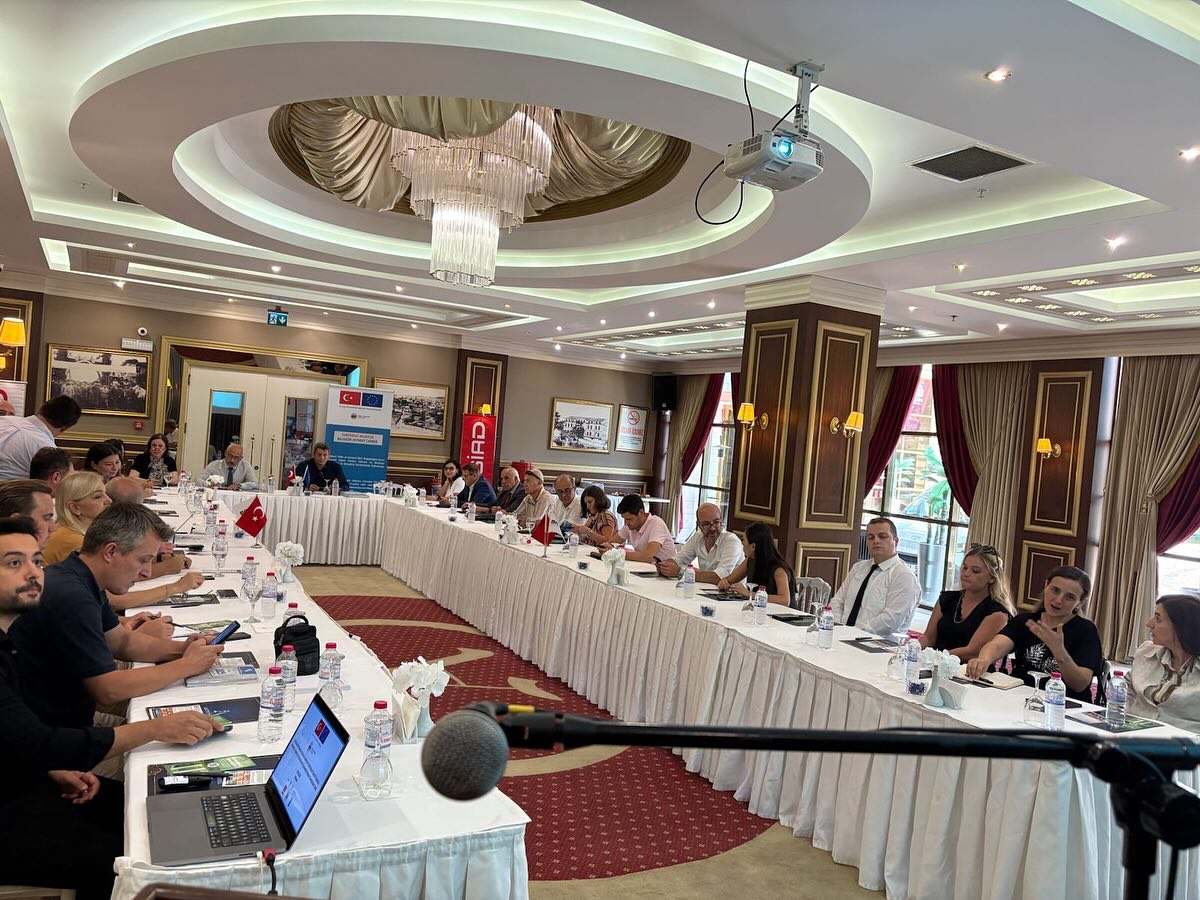 Balıkesir Sanayici ve İş İnsanları Derneği (BASİAD) tarafından yürütülen UNDP ve Avrupa Birliği destekli “Karbonsuz Balıkesir” Projesi kapsamında, 29 Ağustos 2025 tarihinde düzenlenen “Sürdürülebilir Balıkesir Kalkınma Hedeflerinin Belirlenmesi Hazırlık Toplantısı”na Balıkesir Teknokent adına Destek Programları, Proje Geliştirme ve İş Birlikleri Uzmanı Büşra ÇALIŞKAN ŞEKER katılım sağladı.