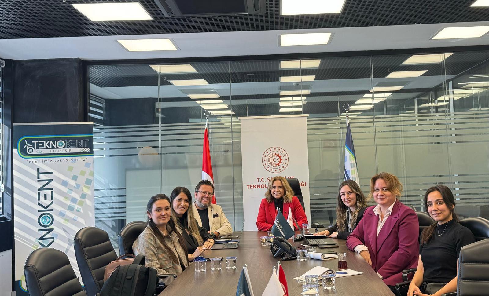 Güney Marmara Kalkınma Ajansı destekli “Güçlü Kümelenme, Stratejik Yol Haritası ve İş Birliği Gelişim” projemizin danışmanlık süreci kapsamında VA Partners Danışmanlık Firması ile yürüttüğümüz kümelenme projesi çalışmalarımıza devam ediyoruz.