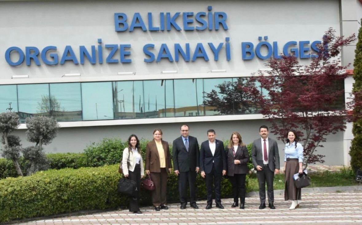 Balıkesir Organize Sanayi Bölgesi Müdürü Akın Ünal ev sahipliğinde; Balıkesir Teknokent Genel Müdürümüz Öğr. Gör. Burcu Aydemir, Destek Programları Uzmanımız Büşra Çalışkan Şeker, İdari ve Mali İşler Müdürümüz Görkem İnce, Güney Marmara Kalkınma Ajansı uzmanları Ekim Bengisu Hocaoğlu ve Kerem Öner ile Balıkesir Sanayi Odası Genel Sekreteri Engin Akyüz’ün katılımıyla verimli bir toplantı gerçekleştirdik.